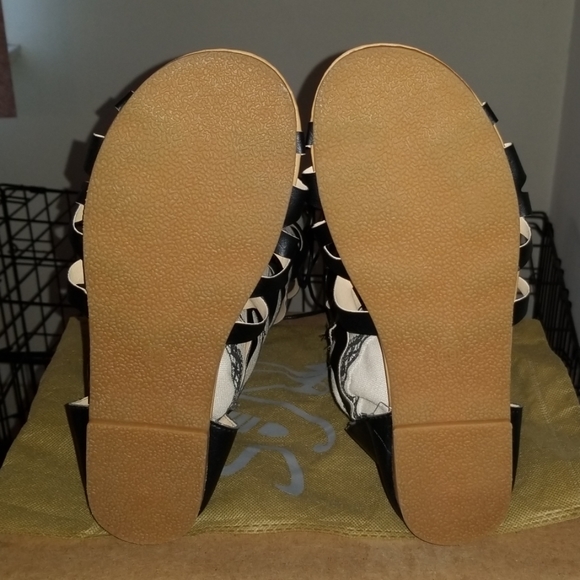 Sandals - Picture 2 of 4
